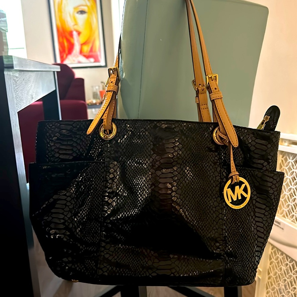 Beautiful Michael Kors Black Faux Snake Skin Tote With Tan Leather Handles 🐍